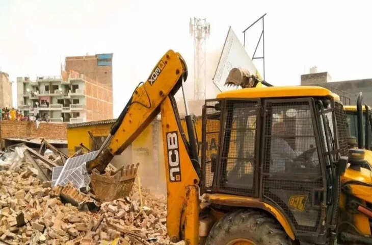 उत्तराखंड में फिर बुलडोजर एक्शन, देहरादून में गिराई गई अवैध मजार, चप्पे-चप्पे पर पुलिस