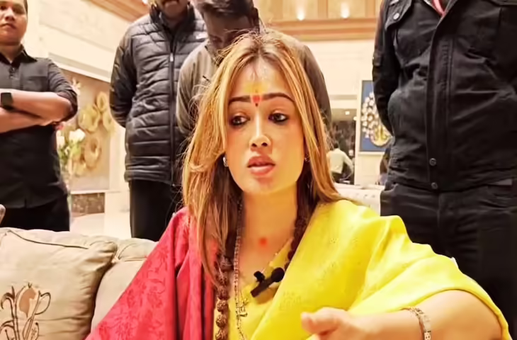 मॉडल से साध्वी बनीं हर्षा रिछारिया फिर सुर्खियों में: उज्जैन के कार्यक्रम में संतों पर लगाए प्रवचन रोकने के आरोप
