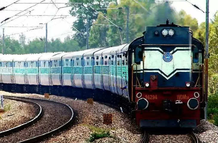Bareli रेल टिकट वेंडिंग मशीन बन्द, काउंटरों पर भीड़