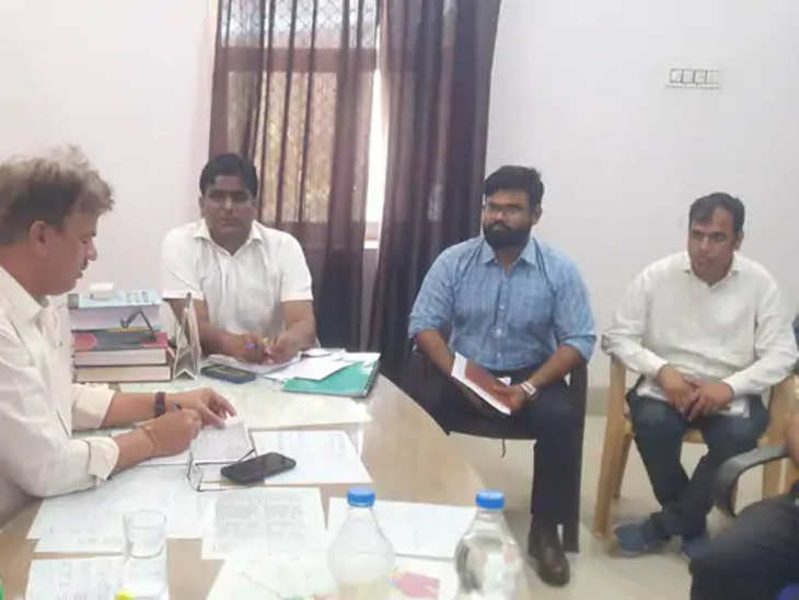 Alwar जिला कलक्टर पहुंचे रामगढ़ : अनुमंडल कार्यालय का निरीक्षण, अधिकारियों की बैठक लेकर दिए निर्देश