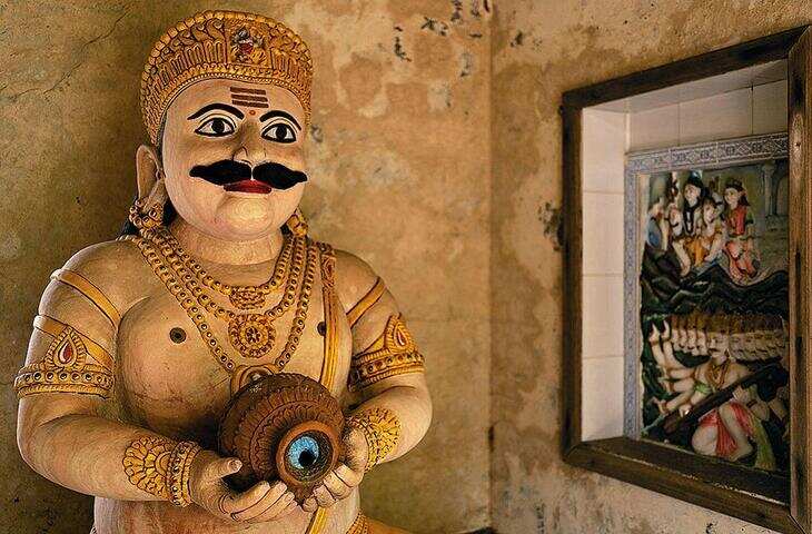 राजस्थान अपनी अनोखी परंपराओं और लोक मान्यताओं के लिए दुनियाभर में जाना जाता है। यहां कई ऐसी परंपराएं हैं, जिनके बारे में जानकर लोग हैरान रह जाते हैं। ऐसी ही एक अनोखी परंपरा जोधपुर के मंडोर क्षेत्र से जुड़ी है, जहां रावण को लेकर एक अलग मान्यता प्रचलित है। कुछ स्थानीय समुदाय रावण को अपना दामाद मानते हैं और उसकी पूजा करते हैं।  रावण को क्यों मानते हैं दामाद?  स्थानीय मान्यता के अनुसार रावण की पत्नी मंदोदरी का संबंध मंडोर से माना जाता है। कहा जाता है कि मंदोदरी मंडोर की राजकुमारी थीं और उनका विवाह रावण से हुआ था। इसी वजह से कुछ स्थानीय लोग रावण को अपना दामाद मानते हैं।मंडोर का नाम भी इस परंपरा से जोड़कर देखा जाता है। हालांकि रावण और मंदोदरी से संबंधित कई बातें लोककथाओं और स्थानीय मान्यताओं पर आधारित हैं, जिनके सभी पहलुओं के ऐतिहासिक प्रमाण उपलब्ध नहीं हैं।  दशहरे पर नहीं जलाते रावण का पुतला जहां देश के अधिकांश हिस्सों में विजयादशमी पर रावण, कुंभकरण और मेघनाद के पुतले जलाए जाते हैं, वहीं रावण को दामाद मानने वाले कुछ समुदायों में उसके प्रति अलग तरह की श्रद्धा देखने को मिलती है।मान्यता रखने वाले लोग रावण के पुतले का दहन करने से बचते हैं। कुछ स्थानों पर रावण की पूजा की जाती है और उसके मंदिर में दीप जलाकर श्रद्धा प्रकट की जाती है।  रावण को विद्वान भी माना जाता है रावण को केवल रामायण के खलनायक के रूप में देखने के बजाय इन परंपराओं में उसे एक महान विद्वान, शिव भक्त और ज्ञानी व्यक्ति के रूप में भी याद किया जाता है। धार्मिक ग्रंथों और परंपराओं में रावण के शिव भक्त होने का उल्लेख मिलता है।स्थानीय मान्यताओं में रावण के ज्ञान, तपस्या और विद्वता को महत्व दिया जाता है। यही वजह है कि कुछ समुदायों में उसके प्रति सम्मान की भावना दिखाई देती है।  राजस्थान में ऐसी मान्यताएं क्यों खास हैं? राजस्थान में अलग-अलग क्षेत्रों और समुदायों की अपनी लोक परंपराएं हैं। यहां किसी ऐतिहासिक या पौराणिक पात्र को लेकर स्थानीय मान्यता मुख्यधारा की परंपरा से अलग हो सकती है।रावण को लेकर यह परंपरा भी इसी लोक-सांस्कृतिक विविधता का उदाहरण है। एक तरफ जहां दशहरे पर बुराई पर अच्छाई की जीत के प्रतीक के रूप में रावण का दहन किया जाता है, वहीं दूसरी तरफ कुछ स्थानों पर उसे परिवार के रिश्ते से जोड़कर सम्मान दिया जाता है।यही राजस्थान की लोक संस्कृति की खासियत है&mdash;एक ही पात्र को अलग-अलग क्षेत्रों में अलग नजरिए से देखने की परंपरा। रावण की पूजा और उसे दामाद मानने की मान्यता इसी सांस्कृतिक विविधता की एक दिलचस्प मिसाल है।