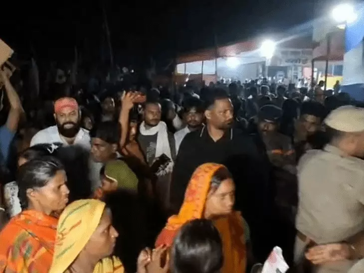 बाढ़ पीड़ितों के बीच पहुंचे सांसद पप्पू यादव, सुनी समस्याएं; जरूरतमंदों को बांटी आर्थिक मदद