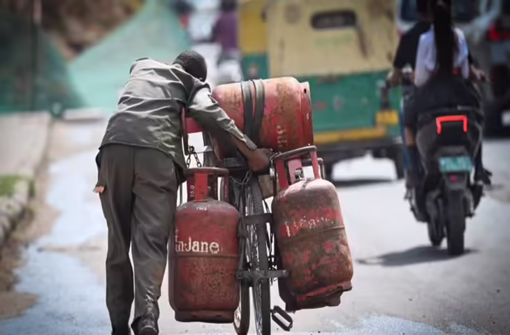 LPG यूजर्स के लिए जरूरी खबर! 1 मई से बदल सकते हैं सिलिंडर बुकिंग के नियम, जानें पूरी डिटेल