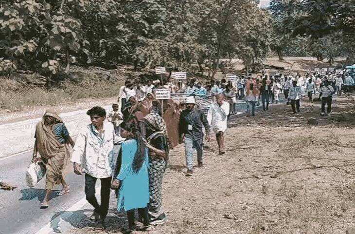 35 गांवों के आदिवासी मकान-खेत उजाड़ने के विरोध में लामबंद, CM से मिलने भोपाल तक करेंगे पदयात्रा; पट्टा और मुआवजे की मांग