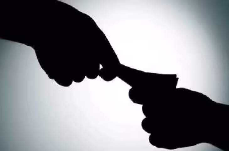 भोपाल में पुलिस विभाग की आंतरिक कार्रवाई, भ्रष्टाचार के खिलाफ बड़ी कार्रवाई में &ldquo;अपनों ने ही अपनों को&rdquo; पकड़ा
