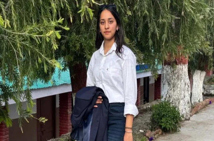 ट्रक चालक की बेटी ने किया कमाल: हमीरपुर की खुशबू शर्मा बनीं हिमाचल प्रदेश टॉपर, अब CA बनने का सपना