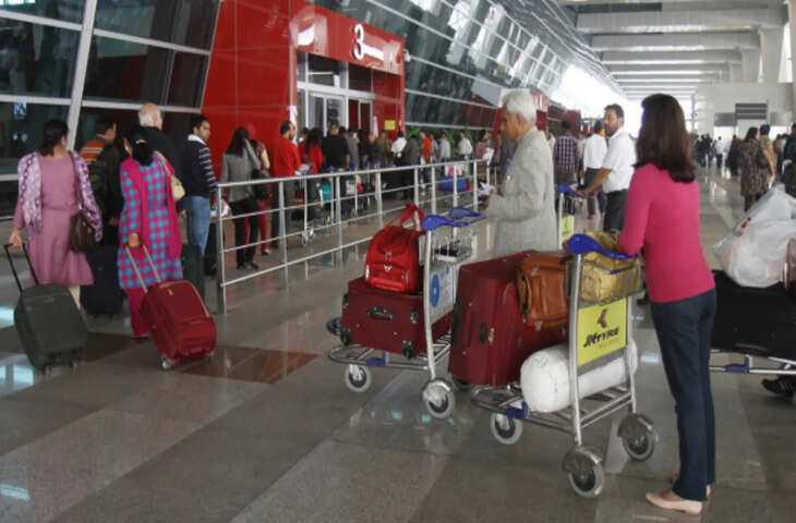 Air India Server Crash: दिल्ली एयरपोर्ट पर यात्रियों की लंबी कतारें, मैनुअल चेकइन से हो रही परेशानी