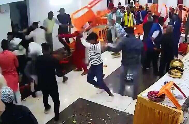 बिहार की एक शादी में रसगुल्ला खत्म हुआ तो हो गई महाभारत! दूल्हा–दुल्हन के परिजनों में भयंकर मारपीट, देखे Viral Video 