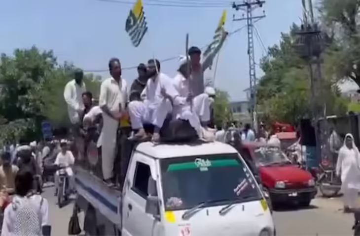 PoK में पाकिस्तान सेना पर बड़ा आरोप, प्रदर्शनकारियों पर अंधाधुंध गोलीबारी, 30 से ज्यादा मौतों और 200 घायलों का दावा