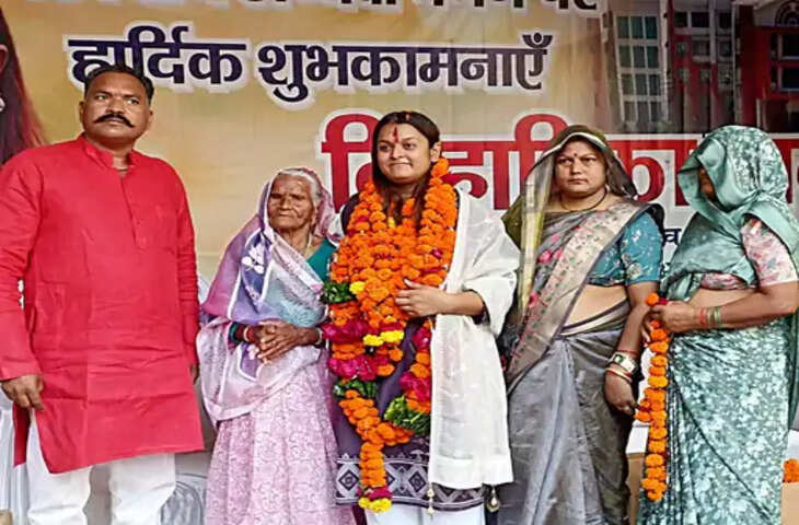 दिल्ली यूनिवर्सिटी में छात्रसंघ अध्यक्ष बनने के बाद निहारिका यादव का जालौन में जोरदार स्वागत, ढोल-नगाड़ों के साथ हुआ अभिनंदन