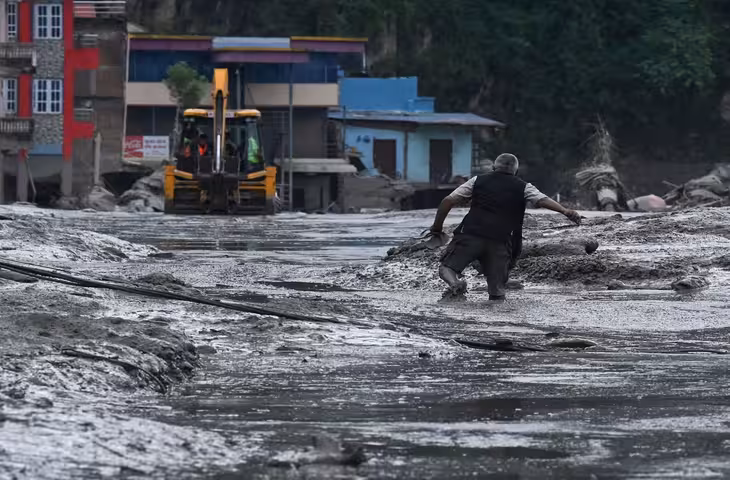 नेपाल में बाढ़ से मची तबाही के बाद बिहार अलर्ट, गंडक नदी का जलस्तर फिर बढ़ा; प्रशासन ने बढ़ाई निगरानी