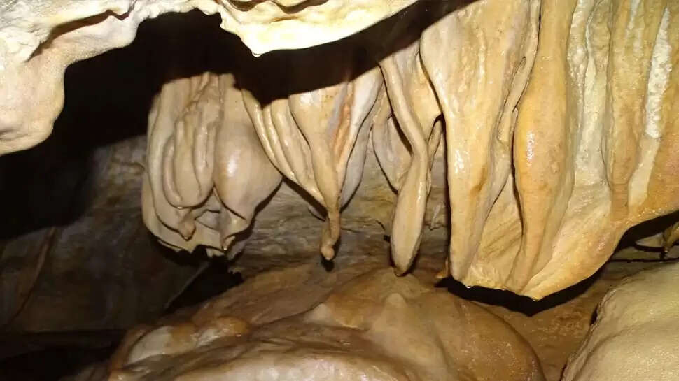 largest cave mahakaleshwar found in gangolihat pithoragarh uttarakhand know surprising facts of shivling 