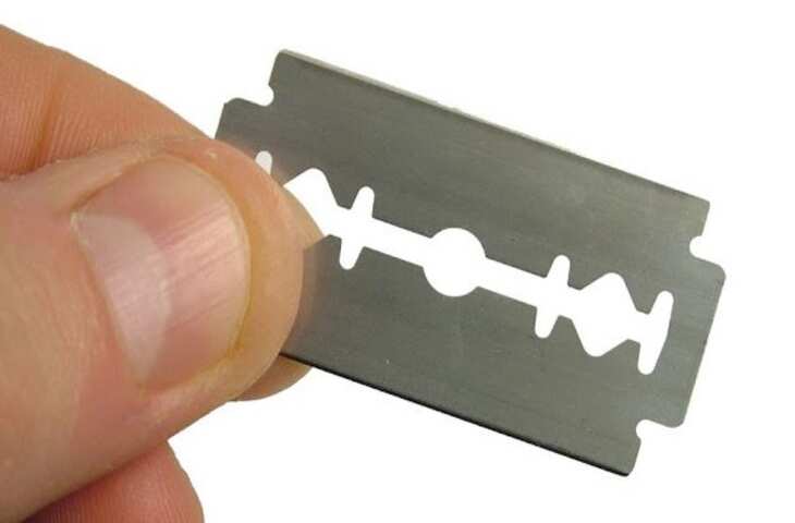 OMG !&nbsp;पापड़ की तरह ब्लेड चबा गई लड़की, ये वायरल वीडियो देख निकल जायेगी आपकी चीख&nbsp;