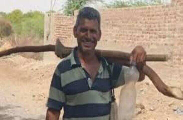 4 साल पुरानी रंजिश में खौफनाक हत्या: भतीजे ने कुल्हाड़ी से चाचा का सिर काटा, वीडियो में देंखे पुलिस ने आरोपी को दबोचा