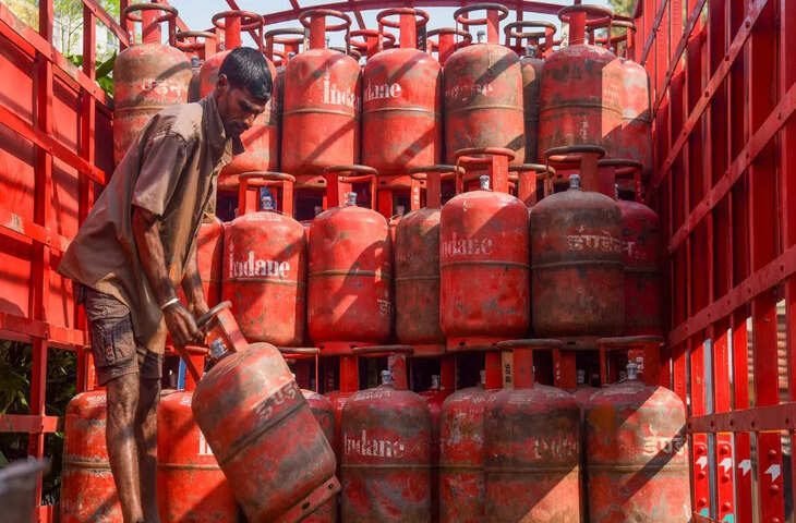 LPG Cylinder Price Today: आज घरेलू और कमर्शियल गैस सिलेंडर कितने में मिलेगा? देखें अपने शहर की नई रेट लिस्ट