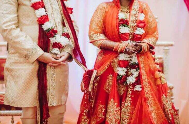 Wedding Viral Video: दूल्हा-दुल्हन के बीच अचानक कच्छे-बनियान में पहुंचे अंकल, देखकर मेहमान भी रह गए हैरान​​​​​​​