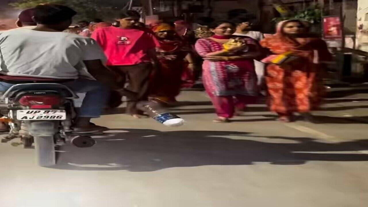 सड़क पर लड़कियों से बदसलूकी करता दिखा शख्स, CCTV में कैद हुई पूरी घटना, वीडियो देख भड़के लोग