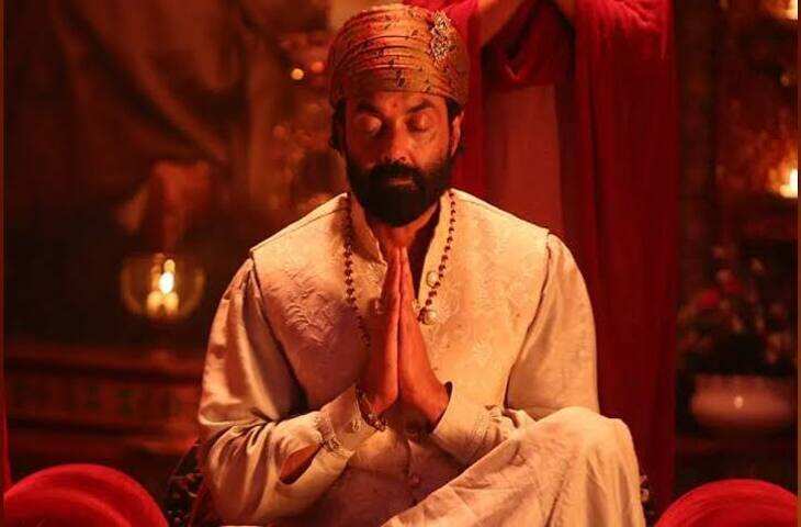 जयपुर में फिर दिखे बाबा निराला, फुटेज में देंखे बॉबी देओल ने &lsquo;जपनाम&rsquo; अंदाज में की शूटिंग; कूकस में चल रही &lsquo;आश्रम 4&rsquo; की शूटिंग