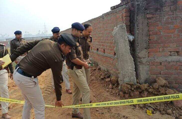 BREAKING :&nbsp;बिहार में मनचले का 'स्पॉट हाफ एनकाउंटर, लड़की को बैड टच करने वाले को पुलिस ने भागते समय पैर में मारी गोली