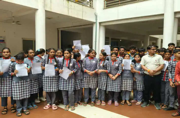गुना में छात्राओं के आक्रोश का असर: प्रभारी प्राचार्य सोनी पद से हटाए गए, जनसुनवाई में पहुंची थीं शिकायतें