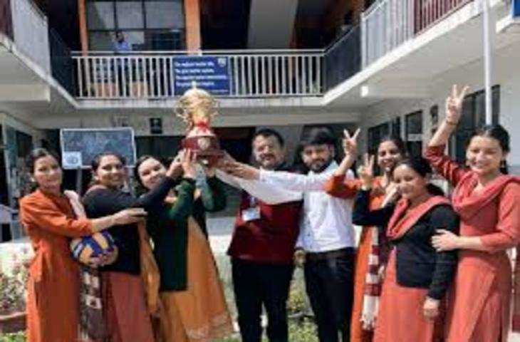 Manali ग्लोबल विलेज स्कूल में पृथ्वी दिवस पर वॉलीबाल में अंजली की टीम बनी विजेता