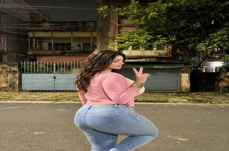 Viral Video: आधी रात को सड़क पर गुलाबी श्रग पहनकर खड़ी थी काव्या, कलाई पर बंधी चीज ने बढ़ाया रहस्य