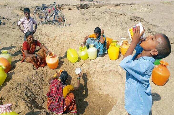 प्यास ने किया बेहाल! महिलाएं गड्ढे खोद कर पानी जुटाती दिखीं, वायरल क्लिप देख भार आएंगी आँखें&nbsp;