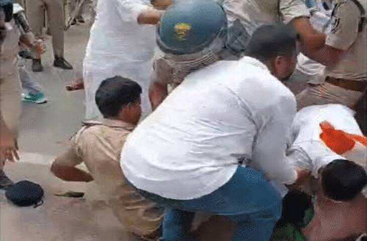 सीवान फायरिंग मामले पर तेजस्वी का पटना में प्रदर्शन, फुटेज में देंखे बैरिकेडिंग तोड़ी तो वाटर कैनन चला