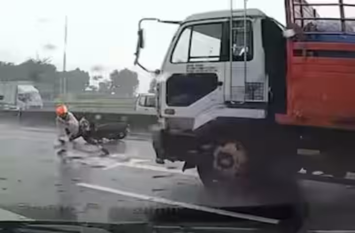 VIDEO Viral: एक पल की चूक और सब कुछ खत्म! भयानक रोड एक्सीडेंट देखकर कांप उठेंगे, बाल-बाल बची जान​​​​​​​