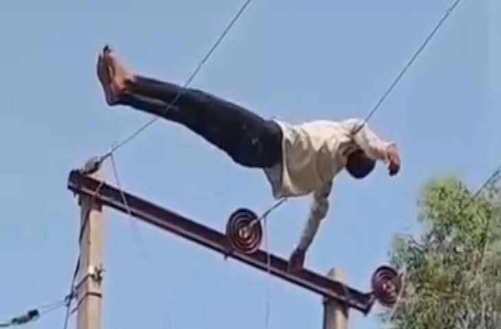 &lsquo;यमराज से सीधी मुलाकात&rsquo;! 11,000 वोल्ट के बिजली तार पर लेटा शख्स, वायरल वीडियो देख दहल गए लोग