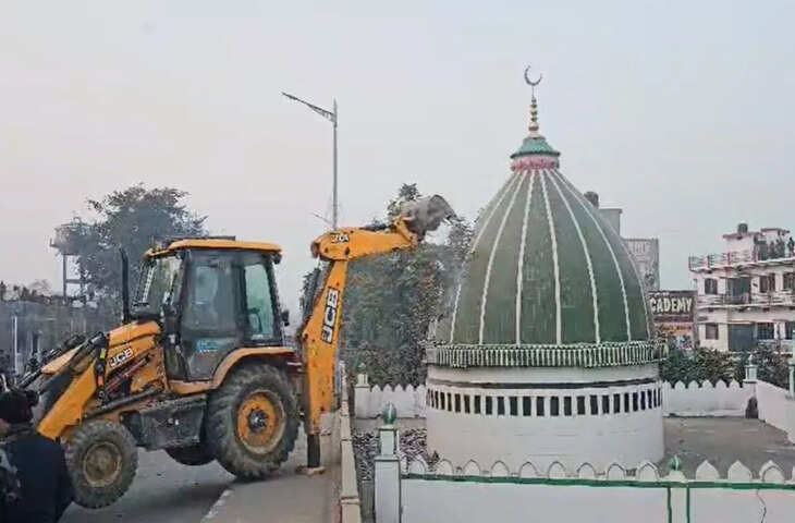 देवरिया में अवैध कब्जे पर बुलडोजर एक्शन&hellip; प्रशासन ने ढहा दी अब्दुल गनी शाह बाबा की मजार