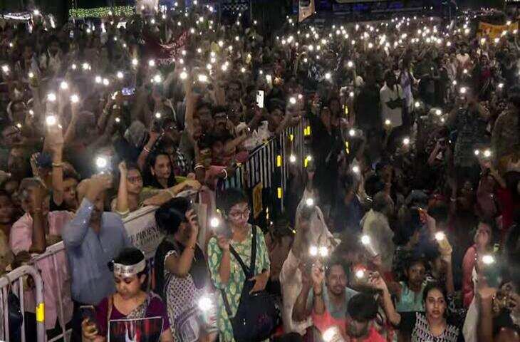 रात में सड़कों पर उतरीं छात्राएं, &lsquo;Reclaim the Night&rsquo; मार्च का VIDEO हुआ वायरल