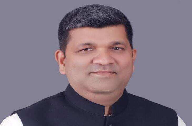 आशीष पटेल झांसी पहुंचे, सर्किट हाउस में किया रात्रि विश्राम; ललितपुर में पार्टी समीक्षा बैठक में होंगे शामिल