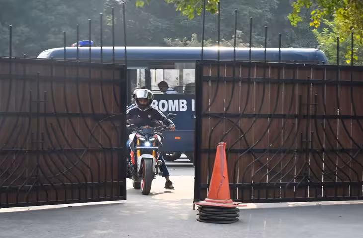 Delhi School Bomb Threat: दिल्ली के दो स्कूलों को बम से उड़ाने की धमकी, मचा हड़कंप; पुलिस और बम निरोधक दस्ता अलर्ट
