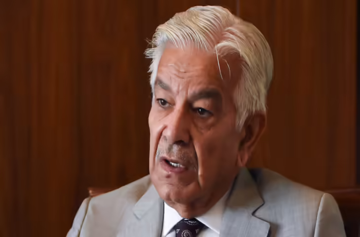 पाकिस्तान के रक्षा मंत्री का संसद में रोना-धोना, अमेरिका को बताया धोखेबाज़, कहा&ndash; टॉयलेट पेपर की तरह किया इस्तेमाल