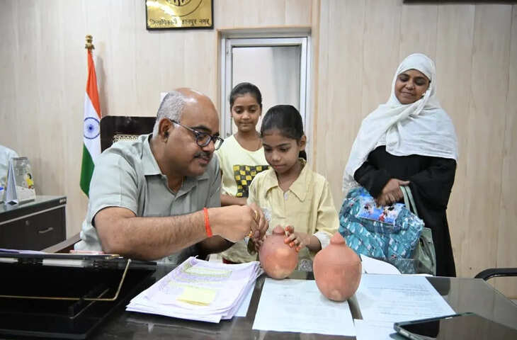 गुल्लक लूट की फरियाद सुन भावुक हुए कानपुर DM, अनोखा न्याय कर बच्ची को लौटाई मुस्कान; देखें VIDEO