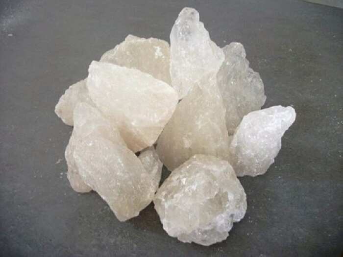 पसीने और मुंह की बदबू दूर करे फिटकरी