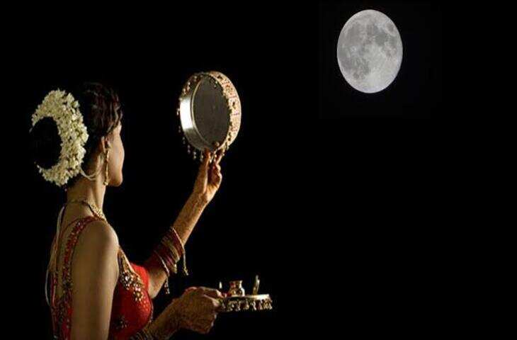 करवा चौथ व्रत कथा पढ़ने से पूरी होती है मनोकामना? वीडियो में जानें पूजा विधि और चंद्र दर्शन का महत्व