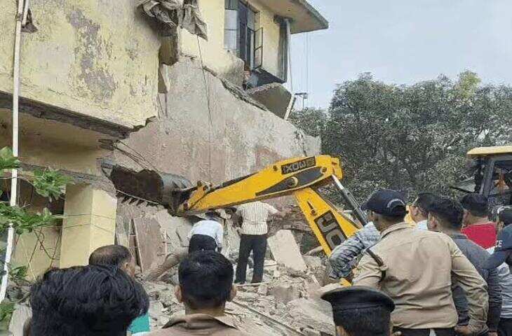 रुड़की में लॉ कॉलेज की इमारत भरभराकर गिरी, मलबे में जवान के दबे होने की सूचना; मौके पर रेस्क्यू शुरू