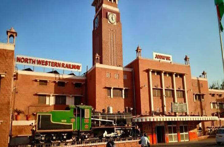 जोधपुर मण्डल पर जोधपुर-फुलेरा रेलखण्ड के डेगाना-गच्छीपुरा स्टेशन के मध्य तकनीकी कार्य के चलते तीन ट्रेन बदले रूट से संचालित हाेगी। रेलवे अधिकारियों के अनुसार 24 मई को जोधपुर-वाराणसी सिटी ट्रेन परिवर्तित मार्ग लूनी-मारवाड-अजमेर-फुलेरा होकर संचालित होगी। जैसलमेर-जयपुर व सूरतगढ-जयपुर ट्रेन परिवर्तित मार्ग बीकानेर-रतनगढ-चूरू-सीकर होकर संचालित होगी।