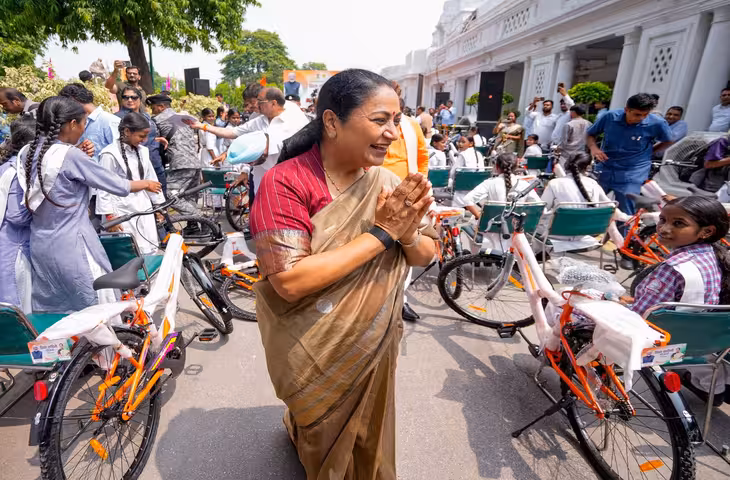 दिल्ली की 1.40 लाख छात्राओं को मिलेगी साइकिल: 9वीं कक्षा की बेटियों के लिए &lsquo;विद्या वाहिनी योजना&rsquo;, CM रेखा गुप्ता बोलीं- शिक्षा में निवेश ही भविष्य की नींव