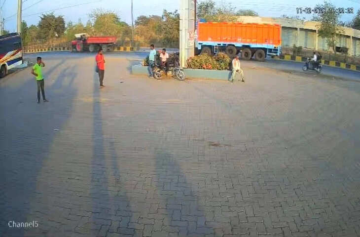 तेज रफ़्तार कार ने उड़ा दिए बाइक सवार, वीडियो में&nbsp;फुटबॉल की तरह उड़ता देख काँप जाएगी रूह&nbsp;