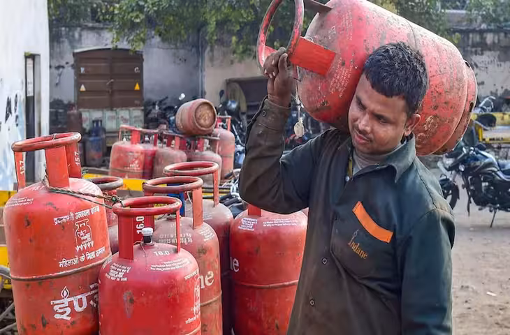 LPG Cylinder Price Today: आज आपके शहर में कितने रुपये का मिल रहा घरेलू सिलेंडर? जानें कमर्शियल LPG का ताजा रेट