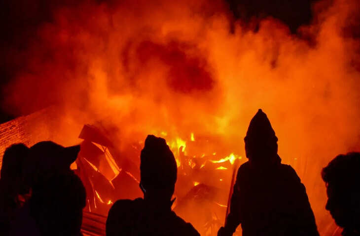 महराजगंज में पत्नी ने पति को घर में बंद कर आग लगा दी, आरोपी महिला फरार