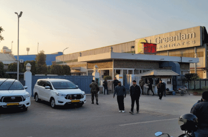 अलवर जिला अस्पताल के बाहर युवकों में मारपीट, वीडियो में देंखे पुलिस चौकी के बावजूद हंगामा