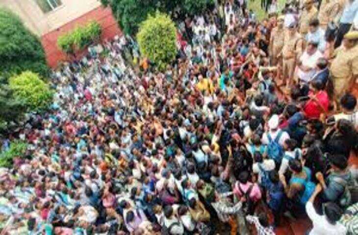 लखनऊ के रोजगार महाकुंभ में भारी अव्यवस्था, युवक परेशान