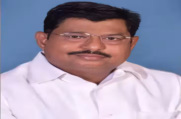 अखिलेश की सरकार बनने पर IAS बनवाने का झांसा देने वाला सपा नेता गिरफ्तार, महिला बैंककर्मी ने लगाए गंभीर आरोप