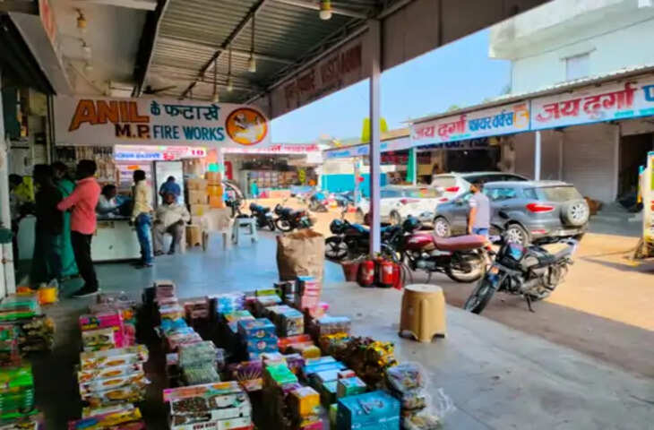मध्य प्रदेश की राजधानी भोपाल में हलालपुरा पटाखा मार्केट को लेकर प्रशासन ने सख्त रुख अपनाया है। बैरागढ़ के एसडीएम ने आदेश जारी कर स्पष्ट किया है कि अदालत से लगी रोक यानी स्टे हटते ही पटाखा दुकानों को दूसरी जगह शिफ्ट करने की कार्रवाई की जाएगी। तब तक दुकानदारों को सुरक्षा से जुड़ी 13 शर्तों का पालन करना अनिवार्य होगा। प्रशासन का उद्देश्य पटाखों की बिक्री के दौरान आगजनी और अन्य हादसों की आशंका को कम करना है।  स्टे हटते ही शिफ्ट होगा पटाखा मार्केट  हलालपुरा पटाखा मार्केट में दुकानों के संचालन और स्थान को लेकर प्रशासनिक कार्रवाई की तैयारी है। हालांकि, न्यायालय की ओर से लगी रोक के चलते फिलहाल दुकानों को हटाने की कार्रवाई नहीं की जा रही है। एसडीएम के आदेश के अनुसार, जैसे ही स्टे हटेगा, दुकानों को निर्धारित वैकल्पिक स्थान पर शिफ्ट करने की प्रक्रिया शुरू की जाएगी।  प्रशासन ने स्पष्ट किया है कि अदालत के आदेश का पालन करते हुए आगे की कार्रवाई की जाएगी। तब तक पटाखा कारोबारियों को तय नियमों के अनुसार ही व्यवसाय करना होगा।  दुकानदारों के लिए 13 शर्तें लागू  प्रशासन ने पटाखा दुकानों के संचालन के लिए 13 शर्तें निर्धारित की हैं। इनका मकसद बाजार में सुरक्षा व्यवस्था बनाए रखना और किसी भी आपात स्थिति में नुकसान को कम करना है। दुकानदारों को अग्निशमन से जुड़े इंतजाम रखने, निर्धारित सुरक्षा मानकों का पालन करने और प्रशासन की ओर से जारी निर्देशों का पालन करने की जिम्मेदारी दी गई है।  पटाखे ज्वलनशील होने के कारण इनके भंडारण और बिक्री में विशेष सावधानी जरूरी होती है। ऐसे में सुरक्षा नियमों की अनदेखी होने पर दुर्घटना का खतरा बढ़ सकता है। प्रशासन की ओर से शर्तों का पालन सुनिश्चित कराने के लिए निरीक्षण भी किया जा सकता है।  सुरक्षा व्यवस्था पर प्रशासन की नजर  त्योहारी सीजन में पटाखों की खरीद-बिक्री बढ़ने के कारण बाजारों में भीड़ और आग लगने का जोखिम रहता है। इसी को देखते हुए प्रशासन ने हलालपुरा पटाखा मार्केट को लेकर निर्देश जारी किए हैं। अधिकारियों का जोर है कि दुकानों में सुरक्षा इंतजामों की अनदेखी न हो और नियमों के अनुसार ही कारोबार किया जाए।  यदि दुकानदार तय शर्तों का पालन नहीं करते हैं तो नियमानुसार कार्रवाई की जा सकती है। हालांकि, 13 शर्तों की पूरी सूची और उल्लंघन पर प्रस्तावित कार्रवाई का विस्तृत विवरण उपलब्ध जानकारी में नहीं है।  कारोबारियों को करना होगा आदेश का पालन  एसडीएम के आदेश के बाद अब पटाखा कारोबारियों को स्टे हटने तक निर्धारित नियमों के तहत कारोबार करना होगा। इसके बाद बाजार को शिफ्ट करने की प्रक्रिया आगे बढ़ेगी। फिलहाल सभी की नजर अदालत के अगले आदेश और प्रशासन की कार्रवाई पर है।