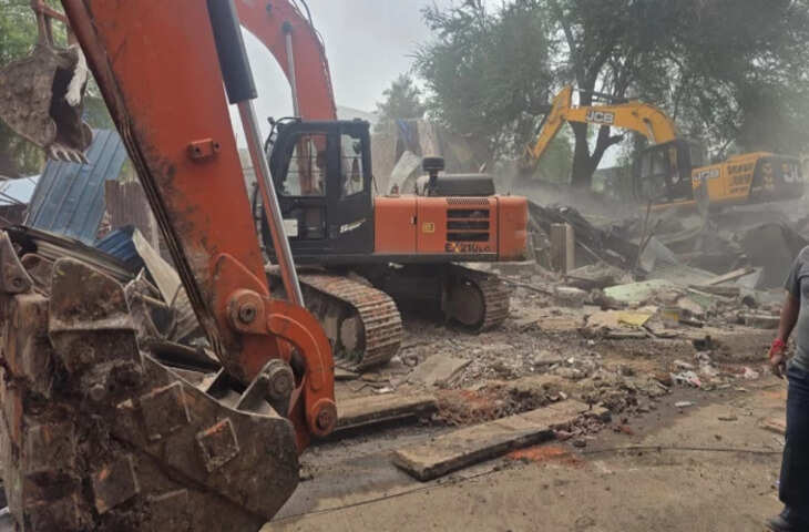 बुलडोजर कार्रवाई में मचा बवाल: युवक ने एडिशनल डीसीपी को जमीन पर गिराया, भारी पुलिस बल तैनात