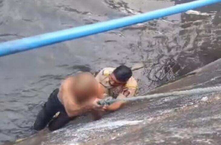 Viral Video: नशेड़ी ने पुलिस से बचने के लिए नाले में बिताए कई घंटे,&nbsp;फिर यूं पकड़ा गया